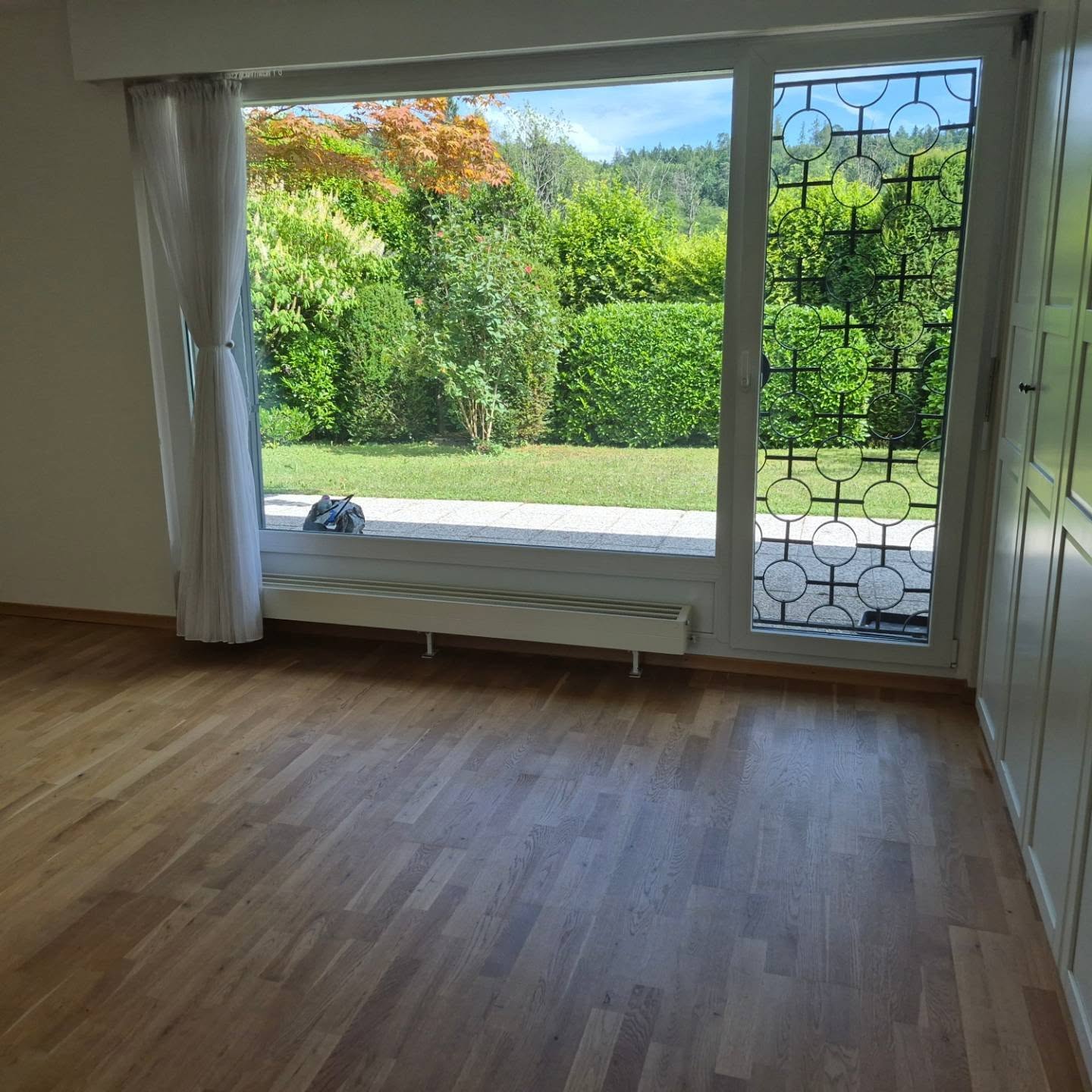 Wohnzimmer mit Gartenblick nach Endreinigung