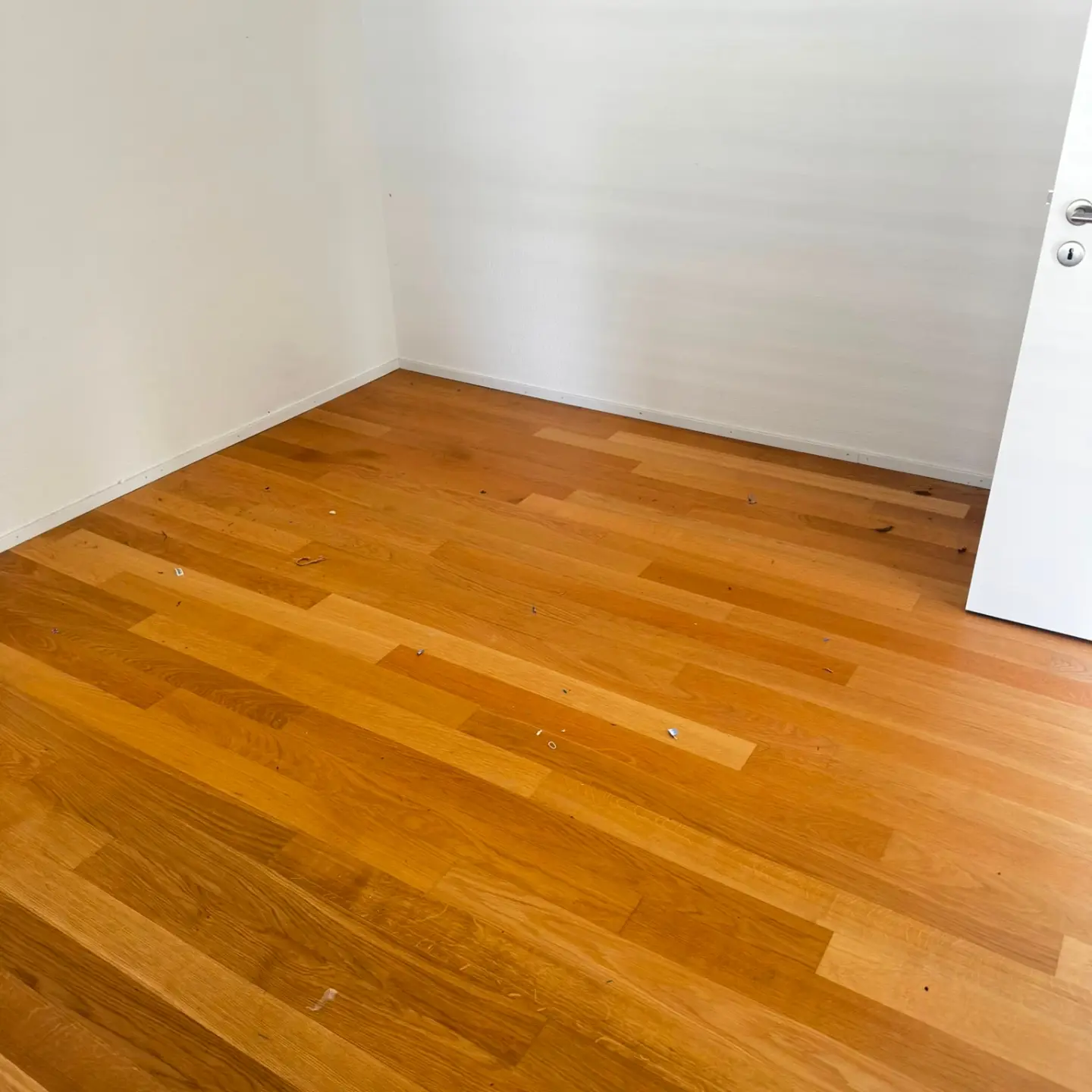 Frisch gereinigtes, leeres Zimmer