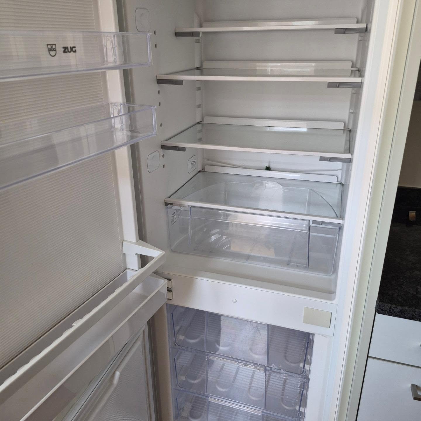 Sauberer, leerer Kühlschrank nach Endreinigung